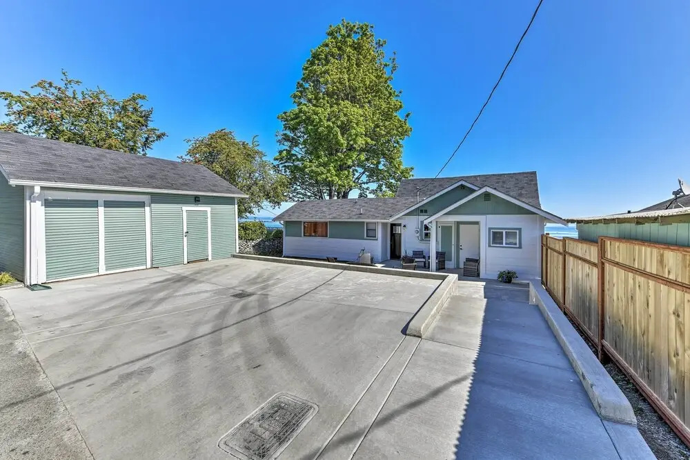 Waterfront Home ~ 6 Mi to Olympic National Park!