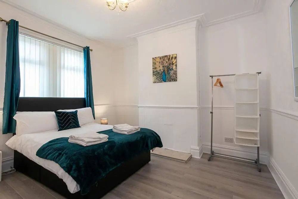 4 Bed House, Sleeps 9, Free Parking