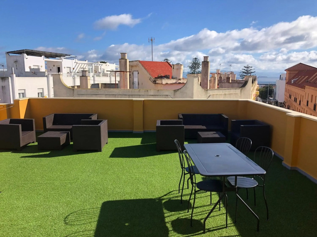 Central 2 bedrooms apartment with patio