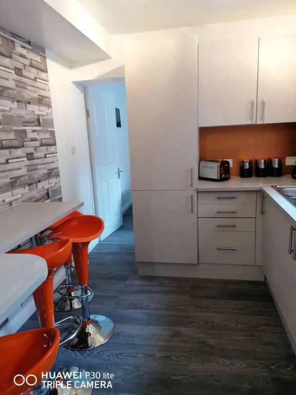 Beach Apartment - Sleeps 4, Garden & Parking