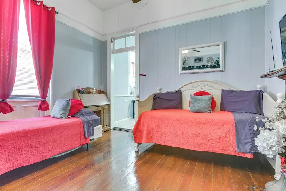 Walk to Magazine St: Nola House in Irish Channel!