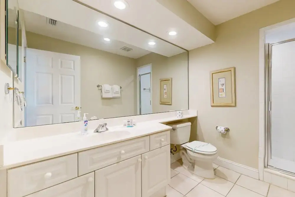 Spacious Condo With Pool, hot tub and Private Washer/dryer
