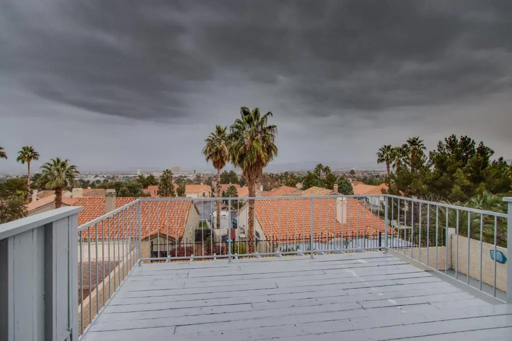 fabulous city view home, pool & mall