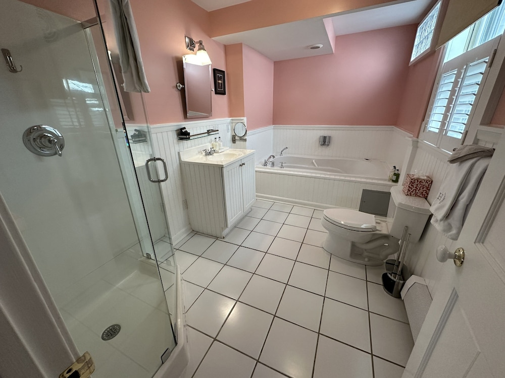 Exposed Beam One Bedroom Suite Downtown Newport #15 1 Home