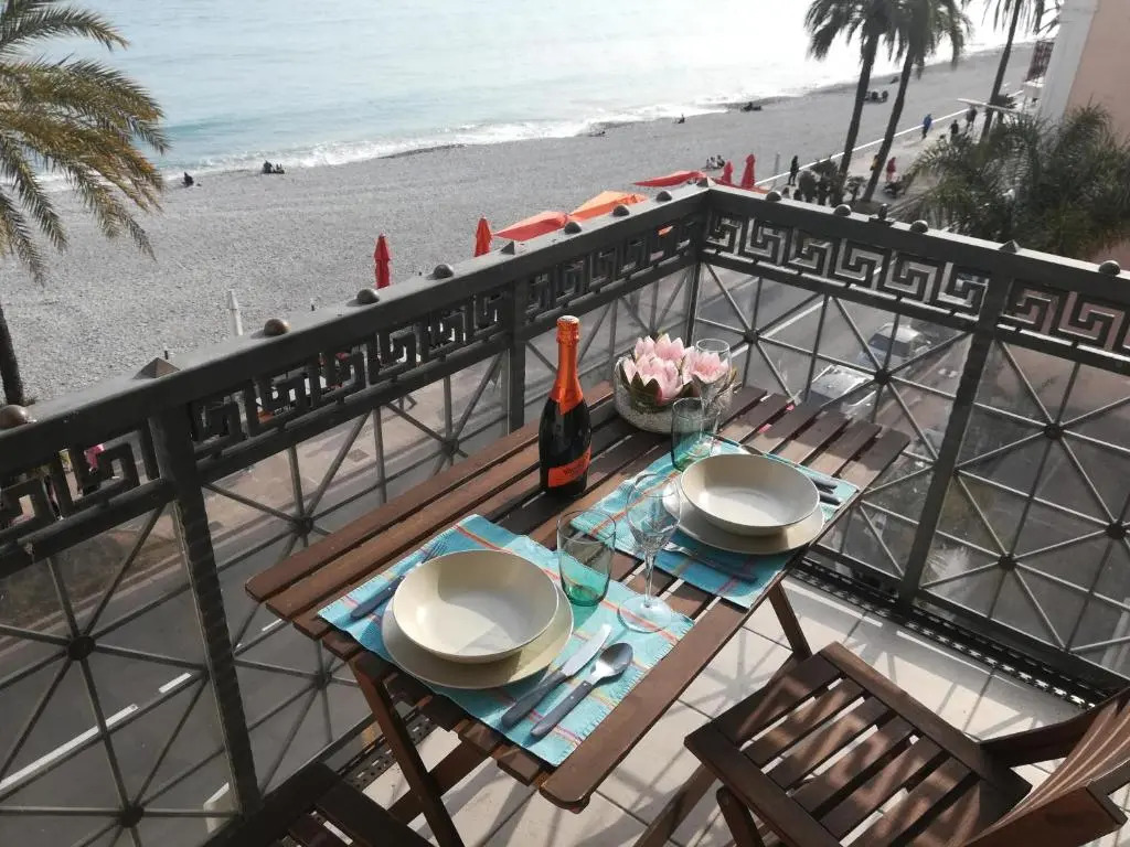 Villa Azzurra Apt Luxe, Front Mer, 4th floor of 5, Box, WiFi, TVSat, Climate