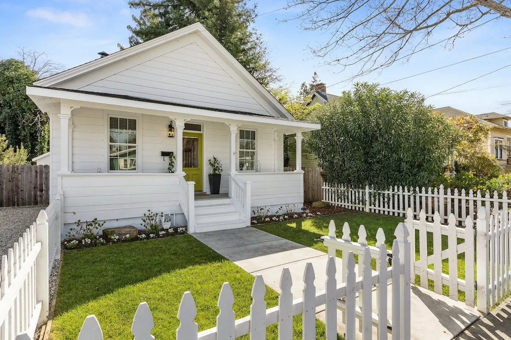 458 Coombs St Cottage 3 Bedrooms 1 Bathroom Cottage