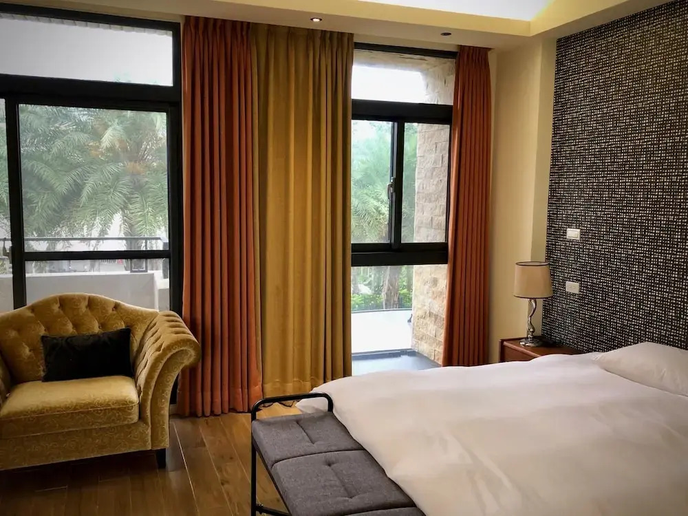 11 Cafe & Lodging