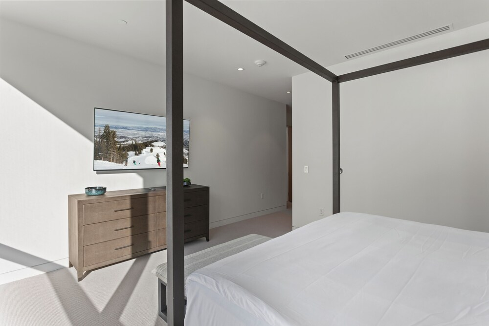 Ski-in/ski-out Deer Valley Pool, Gym & Views 3 Bedroom Condo
