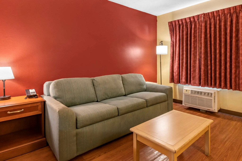Econo Lodge Inn & Suites Maingate Central