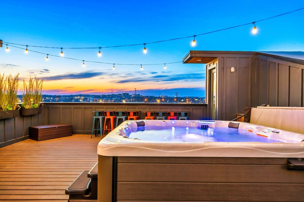 Rooftop Deck Hot Tub Retreat in Downtown Nashville
