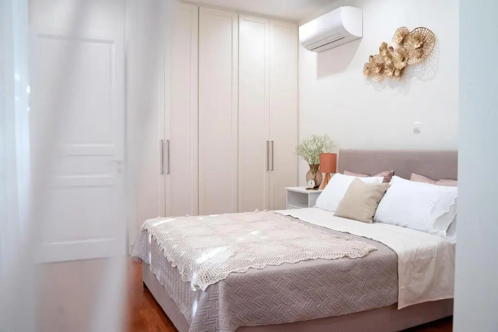 Naias Aegina, Sea-front apartment 95 sqm