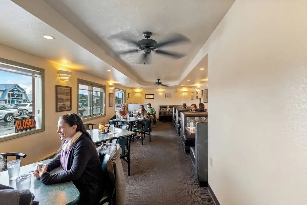 Breeze Inn Hotel & Motel