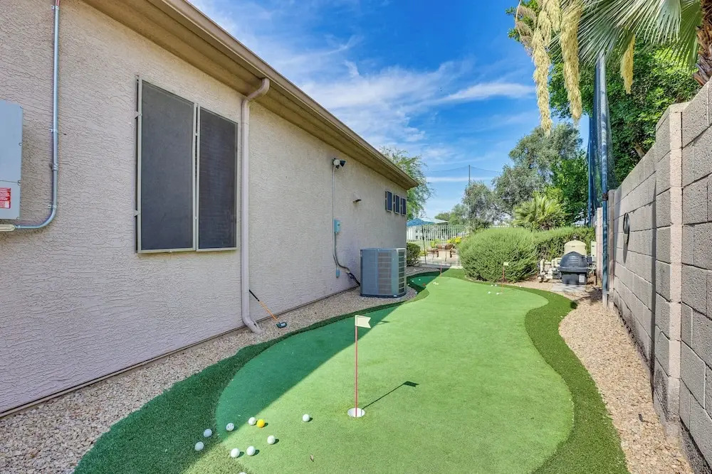 Pool & Putting Green: Goodyear Home on Golf Course
