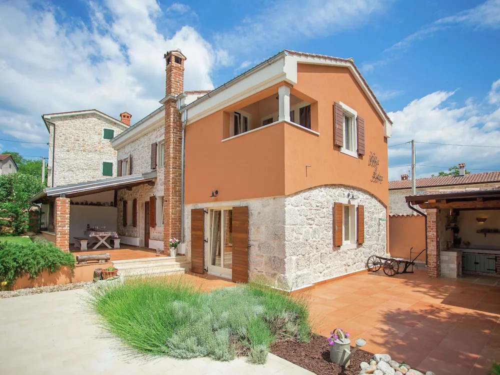 Rustic Villa in Dracevac With Outdoor Pool