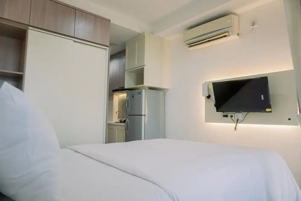 Homey And Cozy Stay Studio Belmont Residence Puri Apartement