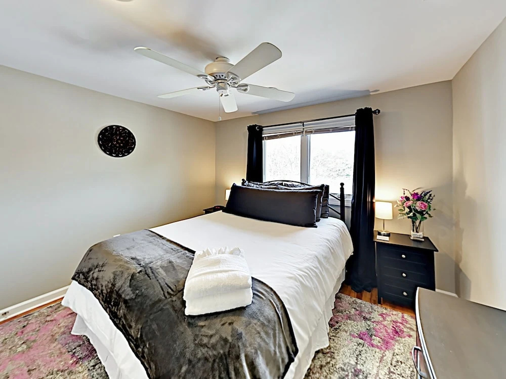 New Listing! 2 Amazing Units, Walk To Forsyth Park 4 Bedroom Duplex