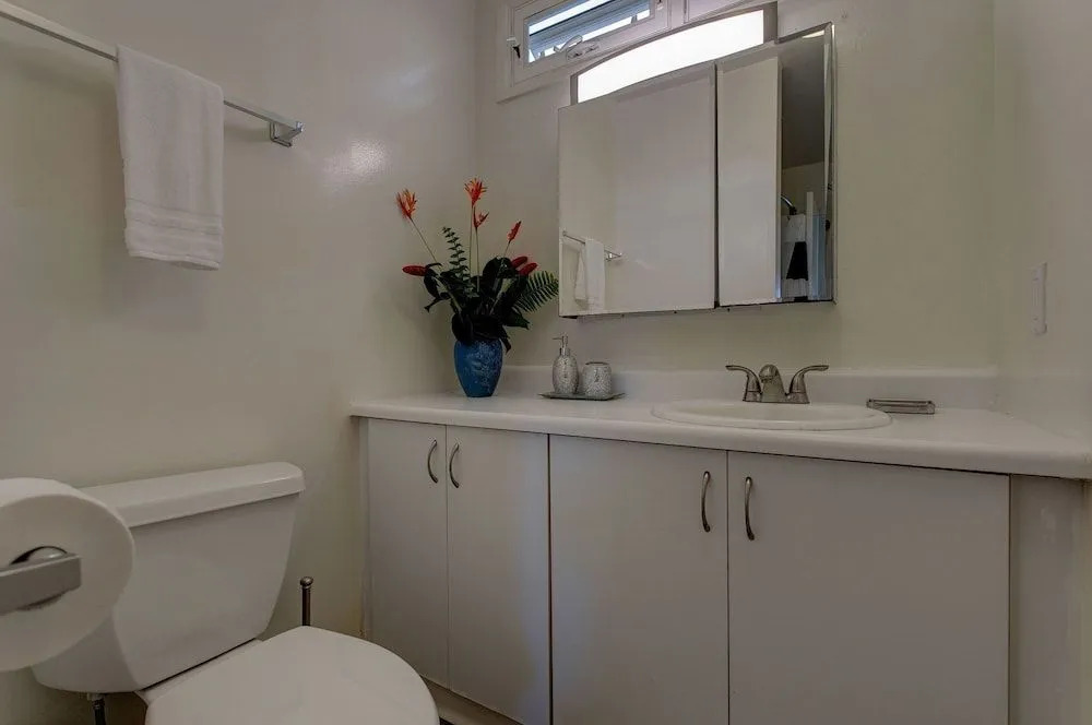 Hilo Hale Kaumana 3 Bedroom Home by RedAwning
