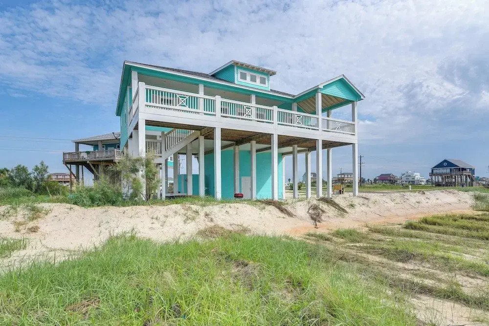 Hot Tub, Beach Access! Bay-view Gilchrist Retreat