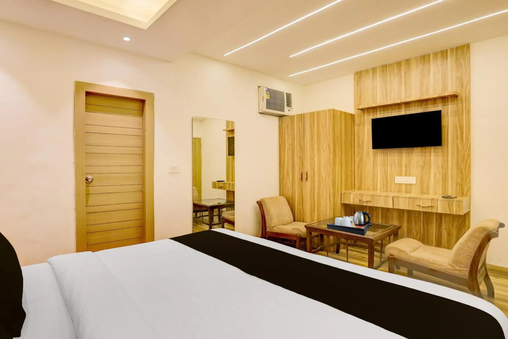 OYO 16736 Hotel Hm Crystal
