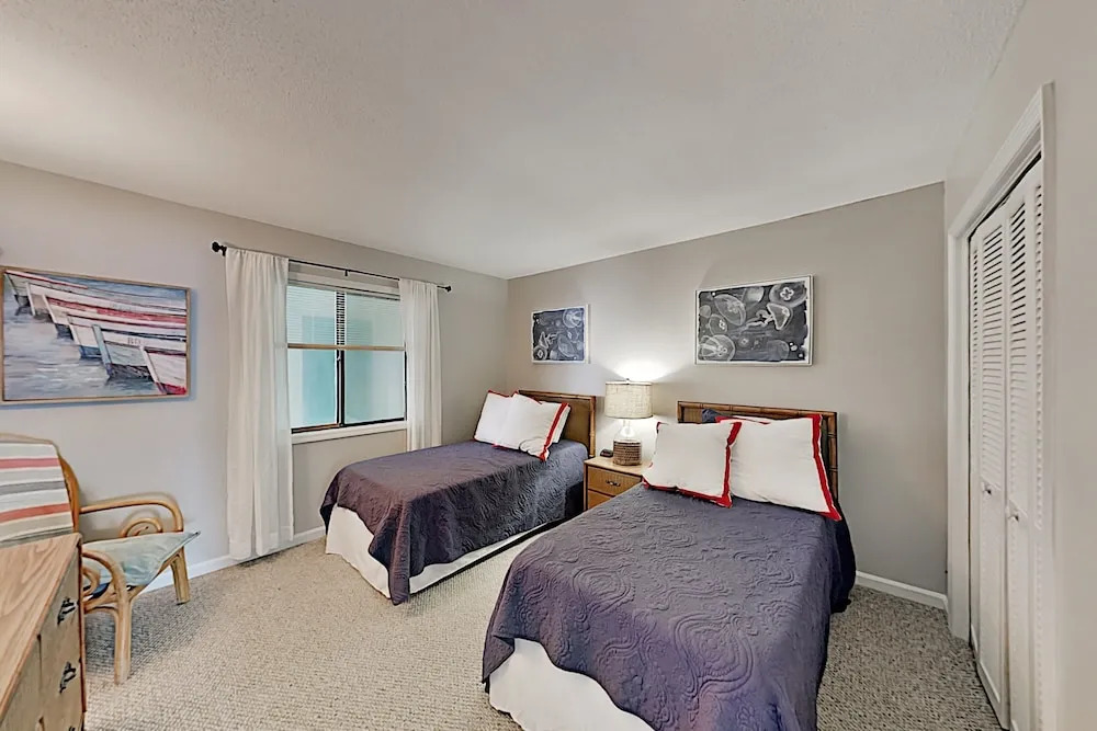 Beachfront W/ Pool: 1 Block To Main Street 3 Bedroom Condo