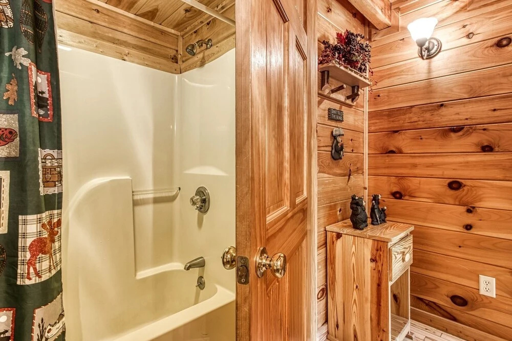 Cupid's Hideaway - Convenient To Downtown Gatlinburg And The National Park! 1 Bedroom Cabin by RedAwning