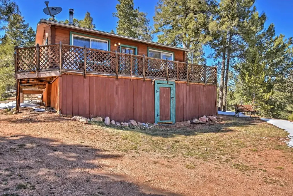 Cabin w/ Mtn Views - 5 Mi to Mueller State Park!