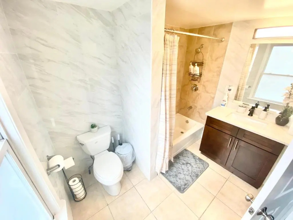 EMALUX Condo Near Downtown,Bus,Train,Hospitals,United-Center,Fulton Market
