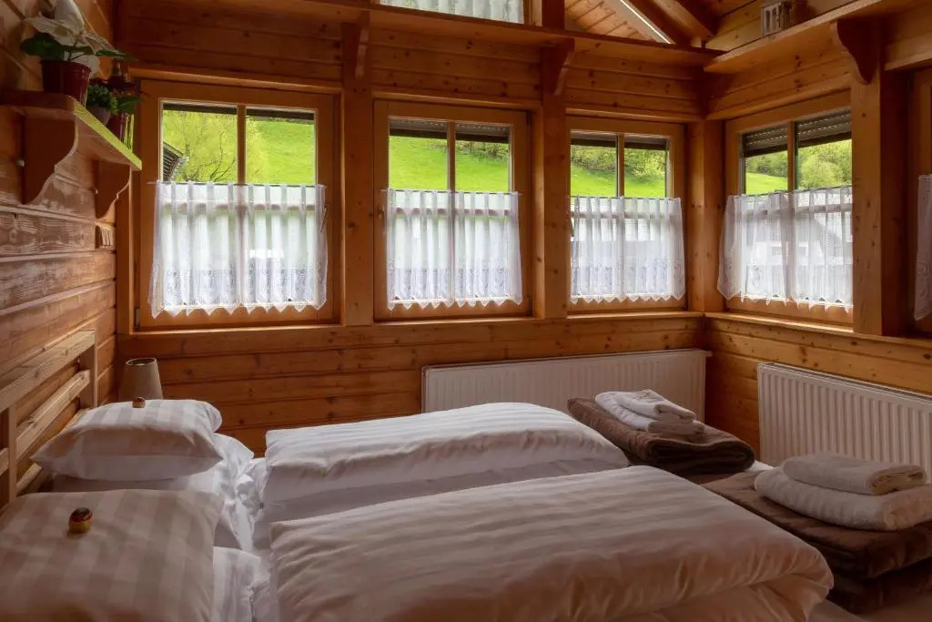Four Seasons Lodge