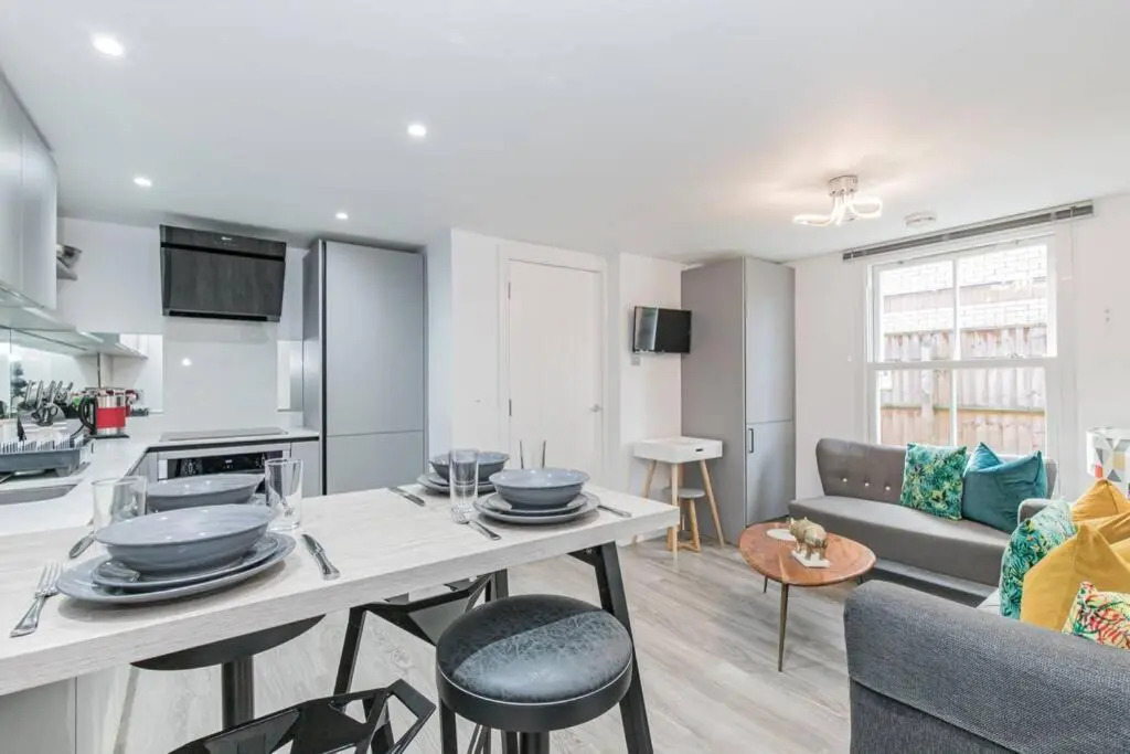 Oxford City Centre apartment with parking!