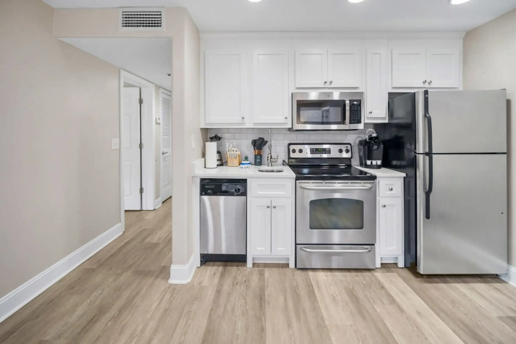 Modern & Spacious PCB Condo! 1st Floor, Pvt Porch