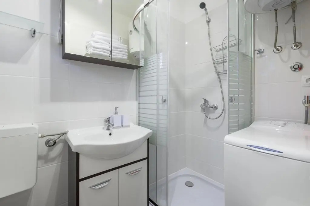 Top Location! Beach & Center Apt 4