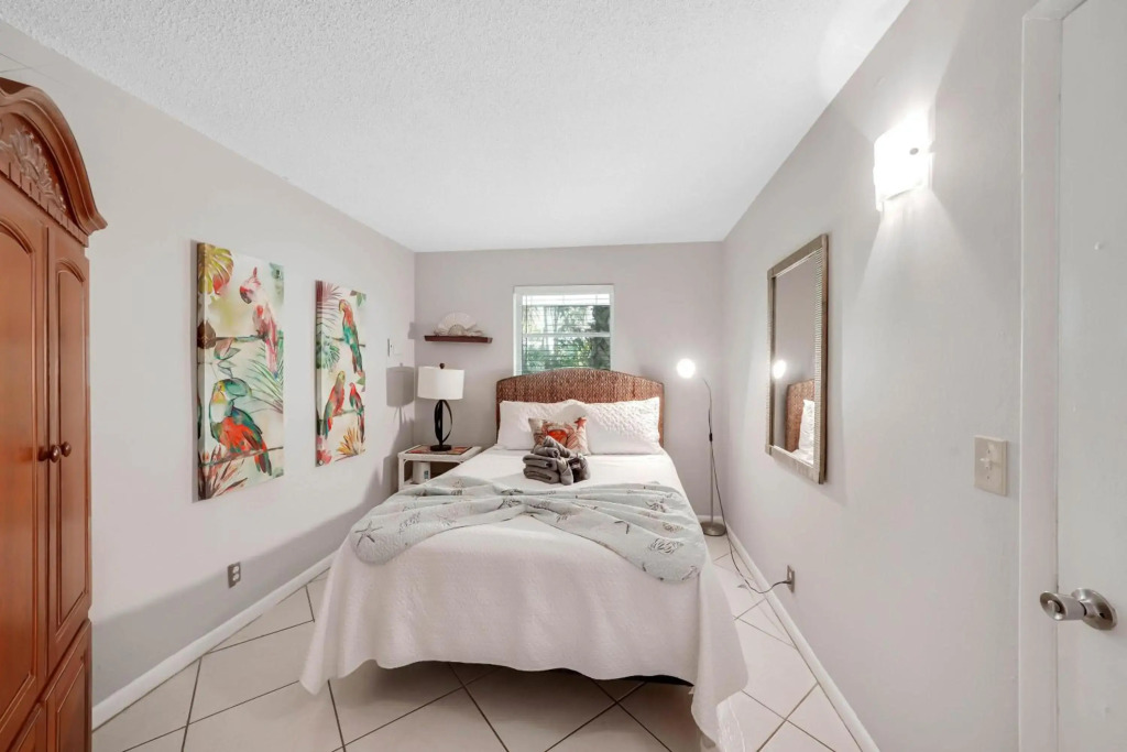 21 apartment 1 blk from beach unit 3