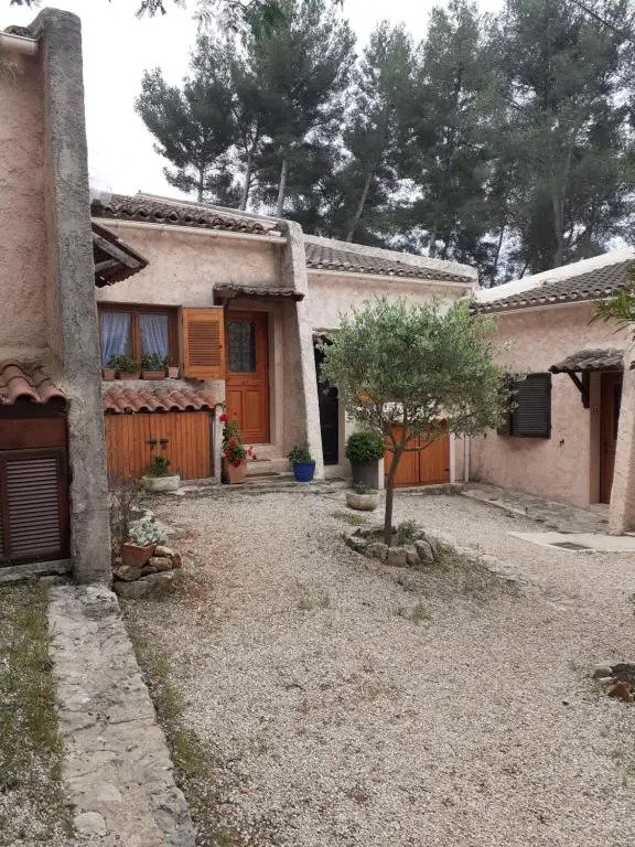 Maison au calme dans pinède, plages à 12min à pied