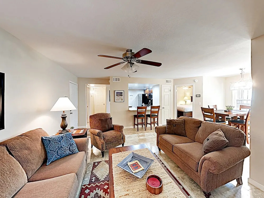 Stylish & Spacious Condo W/ Pool, SPA & Gym Condo