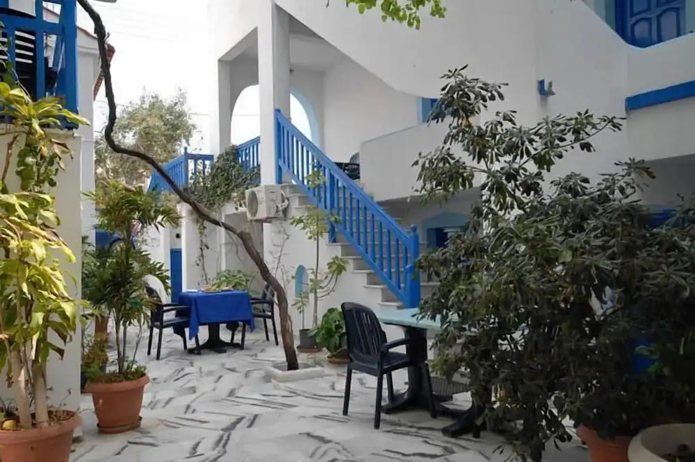 Barbouni Hotel & Studios