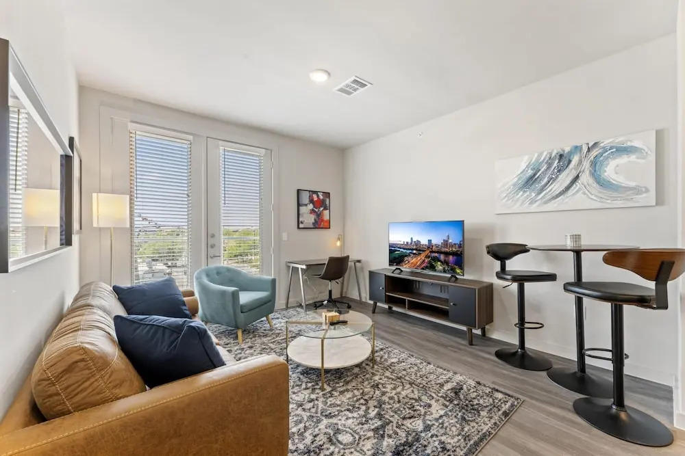 Prime Soco Bright 2BR King Suite w Pool Parking