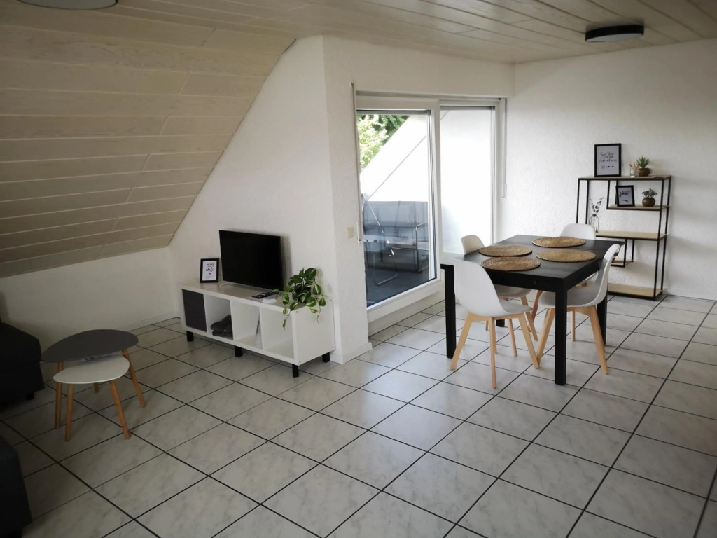 Familienfreundliche Ferienwohnung mit Wohlfühlbalkon und kostenlosem Parkplatz nahe Messe und Bodensee