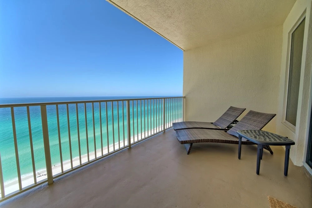 Luxurious High-Rise Condo with Spacious Balcony Facing the Ocean - Unit 1805 by RedAwning