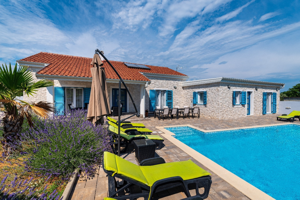 Holiday house Ani 1 - with pool : Privlaka, Zadar riviera