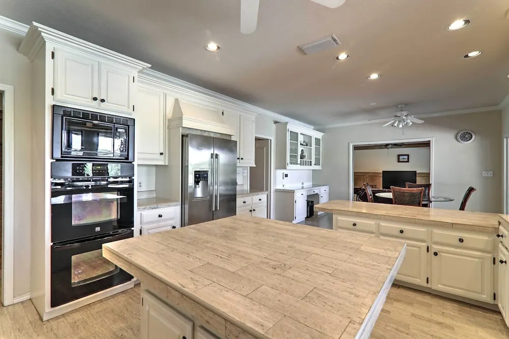 Private Pool: Lakefront Harlingen Home
