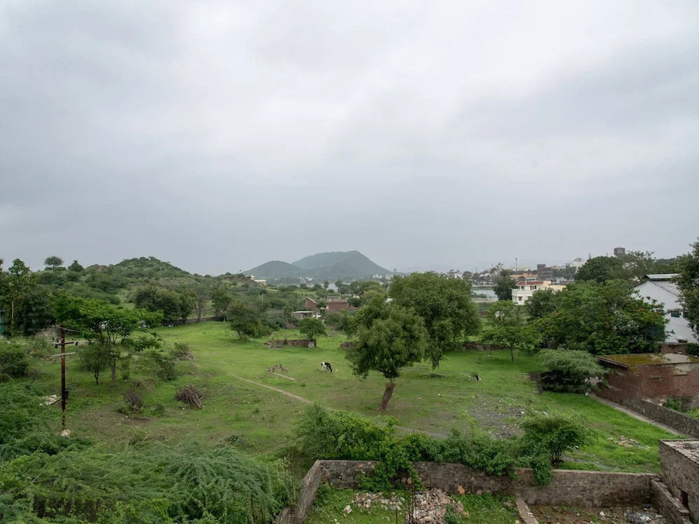 OYO 16825 Home Cozy Green View Stay Goverdhan Villas
