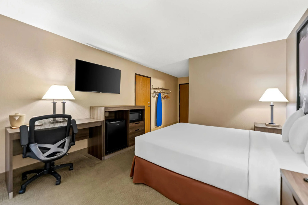 Super 8 by Wyndham Elgin