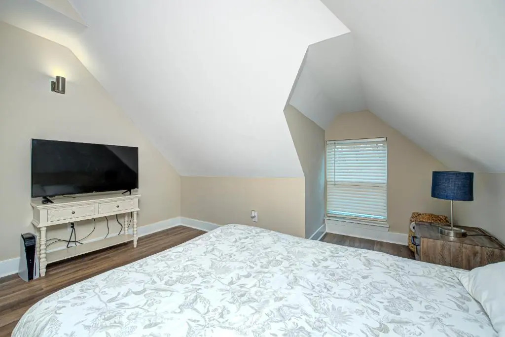 Stylish 1BR Condo 1 Mile To Downtown