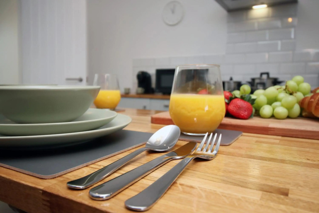 Affinity Serviced Apartments, 5 mins drive to City Centre, Free Parking, WiFi - by Stay South Wales