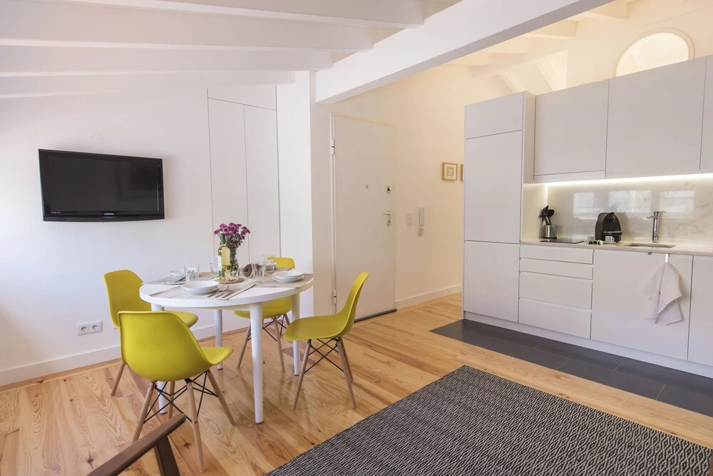 Artistic-White Flat