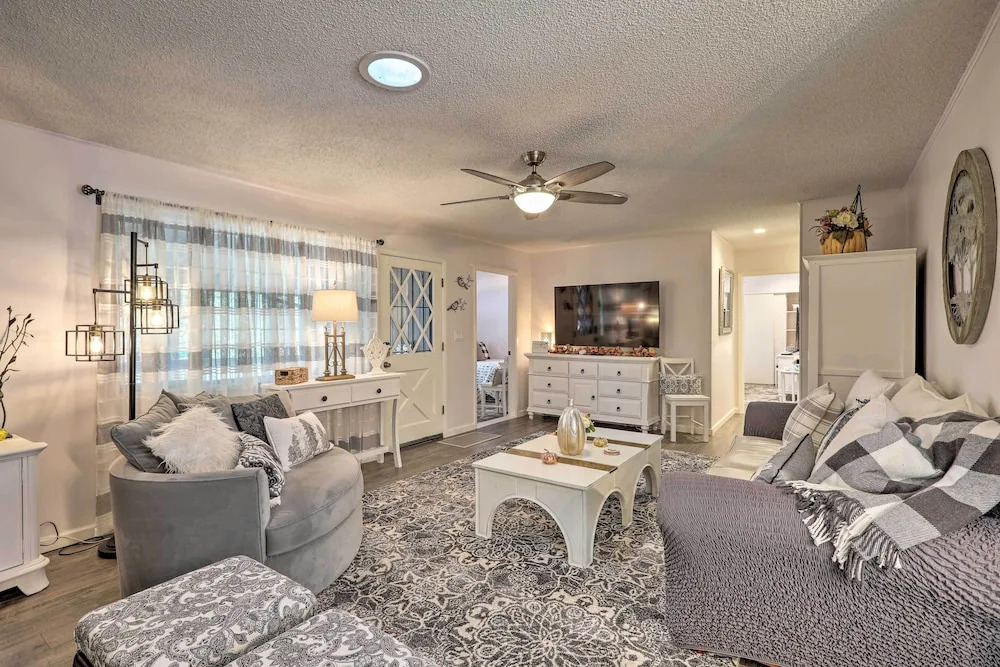 Renovated Cottage w/ Fire Pit in Munds Park!