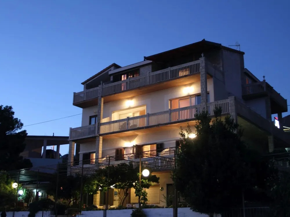 Modern Apartment in Podstrana with Hot Tub