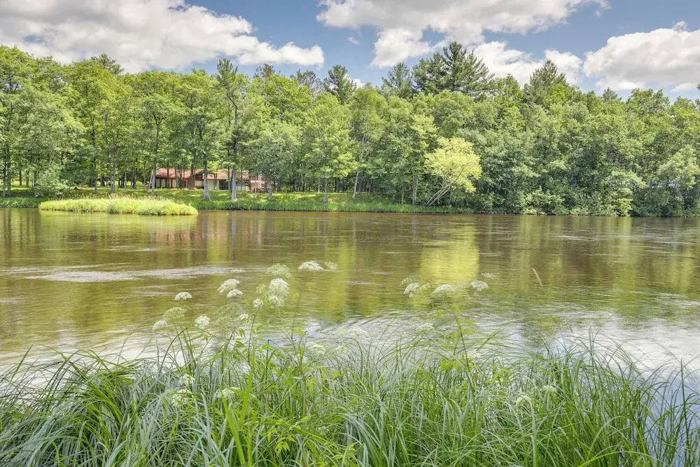 Cozy Cabin on 10 Acres, Walk to Chippewa River!
