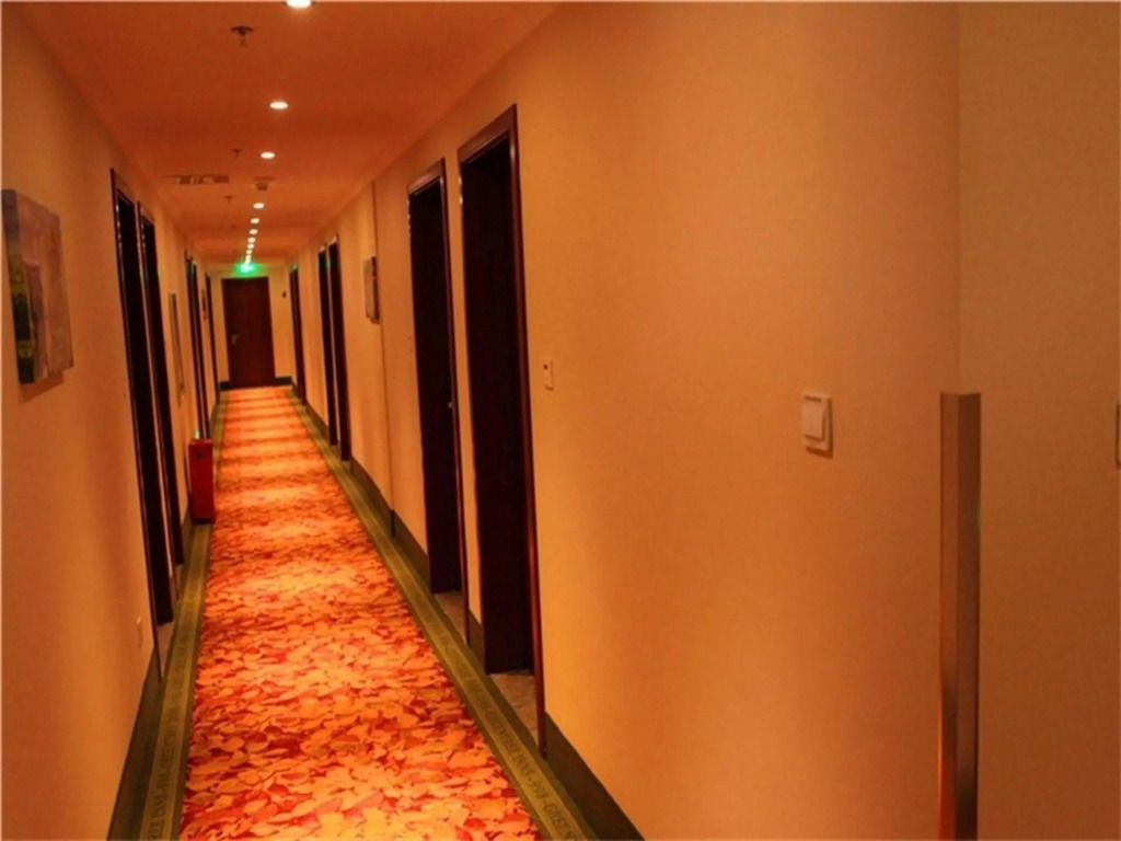 Dongfang Ruiji Business Hotel (Shenyang Station Tiexi Square Subway Station)