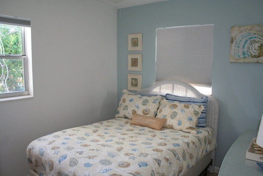 Hibiscus Hacienda - 2 BR Cozy Beach House - Short Walk to the Beach